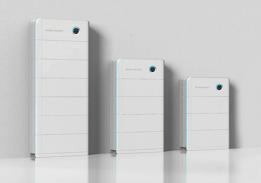 Drei Sigenergy-Batteriespeicher in unterschiedlichen Größen vor einer hellen Wand