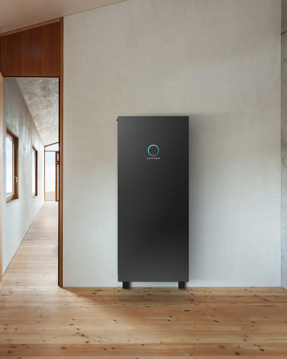 sonnenBatterie 10 performance in einem hellen Hausflur mit Holzfußboden